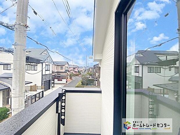 【【バルコニー】1号棟】バルコニーの窓から差し込む光がリビングを心地よい空間にしてくれます。人気の低層住宅地域は周辺に高さのある建物ありません。空が近く広く見えるので、気持ちよく洗濯物を干せます♪