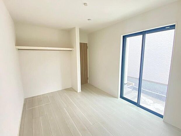 【リビング以外の居室】全居室に収納を完備しておりますので、いつでもお部屋をすっきりとお使い頂けそうです。自分好みのインテリアやレイアウトを考えるのも楽しみですね。