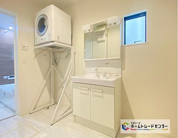 【洗面台・洗面所】白を基調とした爽やかなサニタリースペース。清潔感のある快適空間です。毎日の身支度も気持ち良くお使い頂けます！！高級感があり毎日の身だしなみも気分が上がりますね♪