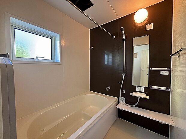 【浴室】≪2号棟≫ゆったり寛げる1坪タイプのシステムバス。
雨の日のお洗濯も安心の浴室乾燥機付き♪
毎日の疲れを洗い流せるような憩いの空間です！