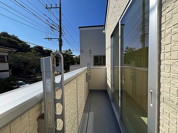 【バルコニー】≪2号棟≫広々としたバルコニーは、太陽の光がたくさん♪ご家族のお洗濯物やお布団もたっぷり干せる頼もしい存在です♪たくさんの洗濯物や全員の布団を一気に干せますね♪