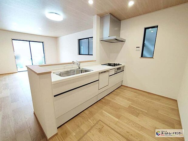 【キッチン】≪D号棟Kitchen≫
日々のお料理のしやすさはもちろん、お子様と一緒に並んで料理も楽しめちゃう広々キッチン♪ご飯のおいしい香りにひかれて家族との会話も弾みます！！