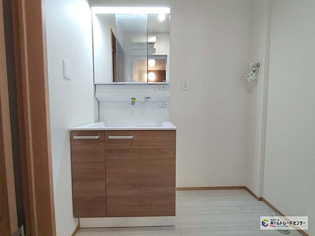 【洗面台】≪D号棟Powder room≫
明るく清潔感溢れるサニタリースペース。毎日使う場所だからこそ、快適な空間となっております。散らかりがちな洗面所も三面鏡うしろの収納でスッキリ！