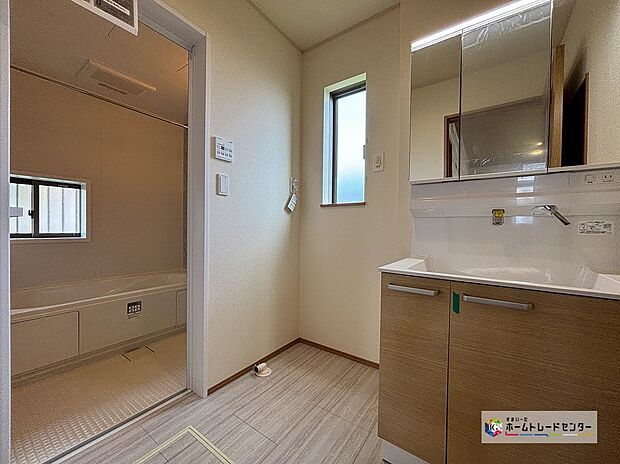 【洗面脱衣室】三面鏡付きの洗面化粧台ですので、たっぷりと収納いただけます！
清潔感のある快適空間で毎日の身支度も気持ち良くお使い頂けますね。