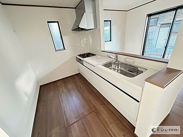 【キッチン】【C号棟】窓付きの明るく爽やかなキッチンスペース。
大容量の収納スペースは取り出しやすくしまいやすいスライドタイプ、大きな鍋などもラクに取り出せます♪