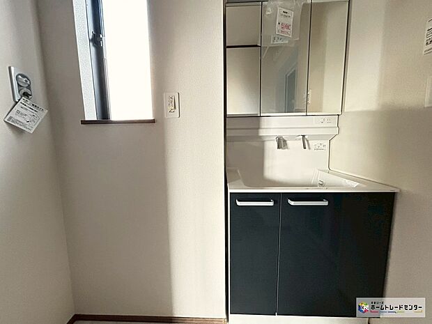 【洗面台】【C号棟】三面鏡付きの洗面化粧台ですので、たっぷりと収納いただけます！
清潔感のある快適空間で毎日の身支度も気持ち良くお使い頂けますね。