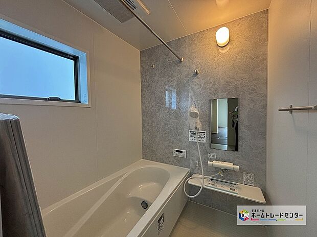 【浴室】嬉しい浴室換気乾燥機付きです!雨の日や外出時に洗濯物を干せて便利!寒い季節はあらかじめ浴室内を暖めて快適に入浴できますね!