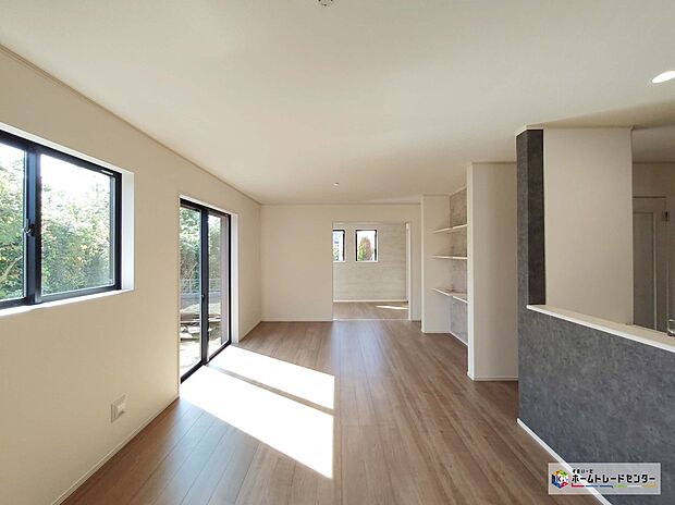 【リビング】大きな窓からは優しい陽の光が心地よく明るい空間です。ご家族がゆったりとくつろげる居心地の良い空間です。