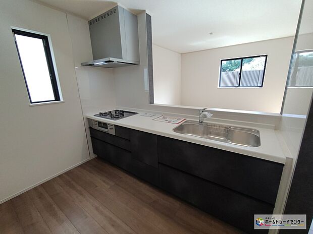 【キッチン】窓付きの明るく爽やかなキッチンスペース。
大容量の収納スペースは取り出しやすくしまいやすいスライドタイプ、大きな鍋などもラクに取り出せます♪