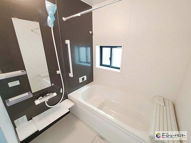 【浴室】毎日の疲れを癒す浴室は１坪タイプです。足を伸ばしてゆっくりとくつろげます。
お子様と一緒に入ってもゆとりがありますね♪