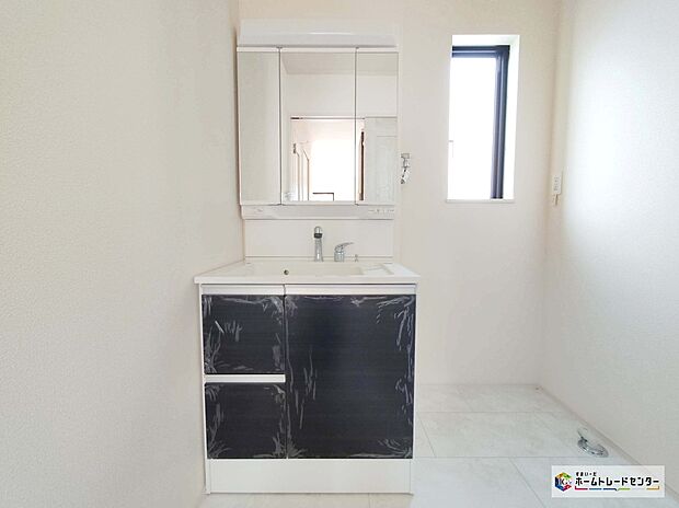 【洗面脱衣室】三面鏡付きの洗面化粧台ですので、たっぷりと収納いただけます！
清潔感のある快適空間で毎日の身支度も気持ち良くお使い頂けますね。