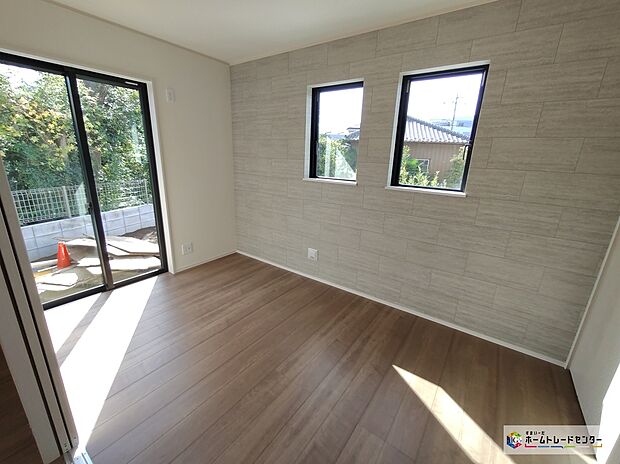 【洋室】2面採光を確保した明るい室内は、風通しも良く居心地の良い空間。窓が多いことで空間が広く感じられ開放感ある生活が遅れます。自然光がたっぷり入るお部屋は気分が明るくなますね♪