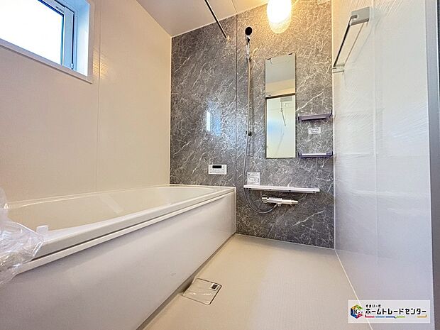 【浴室】☆半身浴もできる広々とした湯船があり、朝日を浴びながらの入浴も気持ちよさそう。浴室乾燥機付きのバスルームとなっております♪