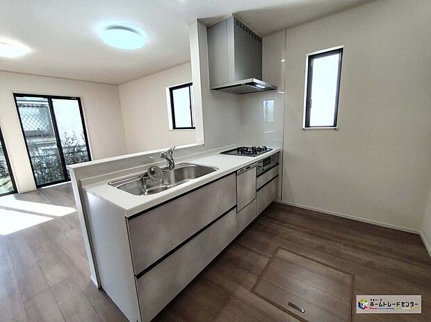 【キッチン】窓付きの明るく爽やかなキッチンスペース。床下収納もございますので、いつでもすっきりとお使い頂けそうです♪