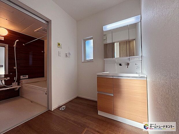 【洗面脱衣室】白を基調とした清潔感あふれるパウダールームは機能性とデザイン性を両立させた快適空間。毎日の身支度や入浴時にも気持ちよくお使いいただけます。