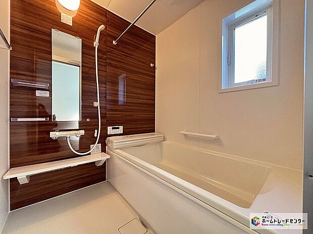 【浴室】嬉しい浴室換気乾燥機付きです！雨の日や外出時に洗濯物を干せて便利！寒い季節はあらかじめ浴室内を暖めて快適に入浴できますね！