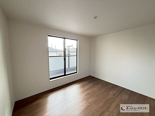 【洋室】明るい室内は、風通しも良く居心地の良い空間。窓が多いことで空間が広く感じられ開放感ある生活が遅れます。自然光がたっぷり入るお部屋は気分が明るくなますね♪