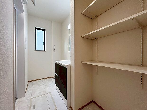 【洗面所】洗面脱衣室にも収納を備えております。買い置きの洗剤や家族みんなのタオルをしまえます。すぐに取り出せてすぐに使える設計です。