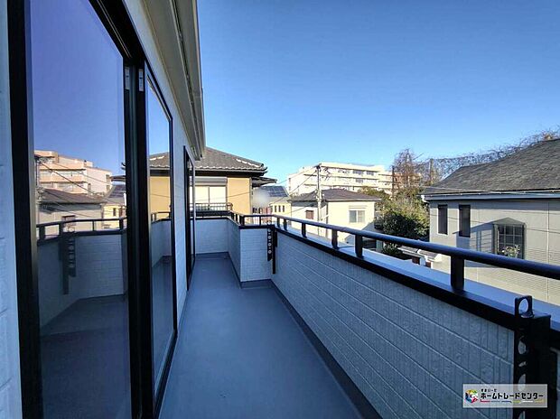 【バルコニー】明るい光が差しこむ陽だまりの空間。南に面したバルコニーでお洗濯も干せばあっという間に乾きそうで家事もスムーズにこなせますね！乾いたお洗濯物からは太陽の匂いが感じられる心地よさ♪