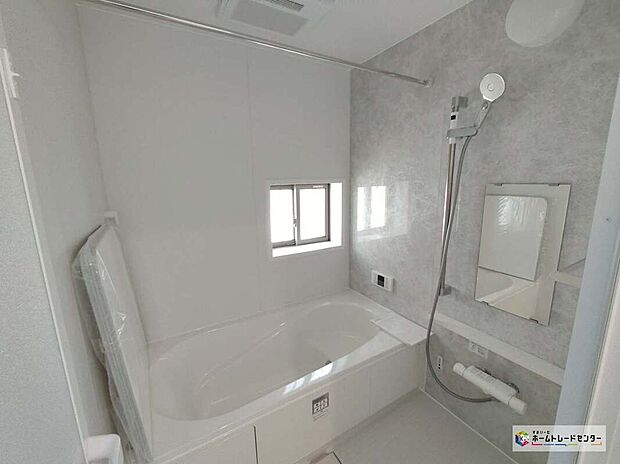 【C号棟浴室】毎日の疲れを癒す浴室は１坪タイプです。足を伸ばしてゆっくりとくつろげます♪