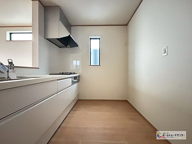 【キッチン】【B号棟】対面式キッチンは、家族のコミュニケーションを育み、子育て家族にも好適なプランです。リビングで寛ぐご家族をいつも感じ、会話を楽しみながら家事ができます♪