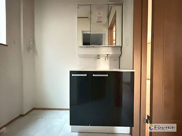 【洗面脱衣室】【B号棟】散らかりがちな洗面台も三面鏡の後ろの収納でスッキリ♪
三面鏡の後ろ以外にも収納がございますので、ちょっとした生活用品等の収納もできます！