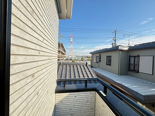 【バルコニー】【B号棟】バルコニーからは光と風を室内へと取り込みます。木のぬくもりを感じるフローリングに優しい光が差し込みくつろぎのプライベート空間を演出します！