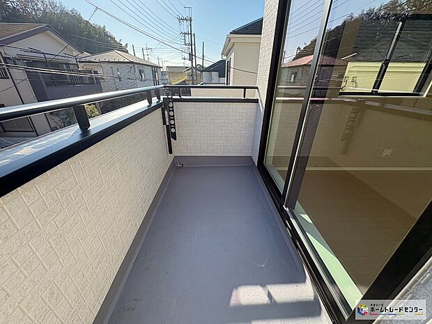 【A号棟バルコニー】奥行きのあるバルコニーは家族分のお布団も楽々干せます。
