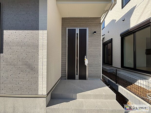 【B号棟玄関】『家の顔』とも言える玄関は、洗練されたシャープな印象。上質なタイルが美しく機能的なアプローチはご家族や来訪者をスマートに迎え入れます。