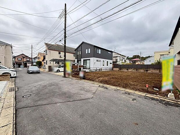 【前面道路含む現地写真】これから徐々に家の骨組みが出来上がっていきます。どんな家が建つのか楽しみですね♪お客様に合った資金計画書の作成や近隣の完成物件のご紹介も可能です♪