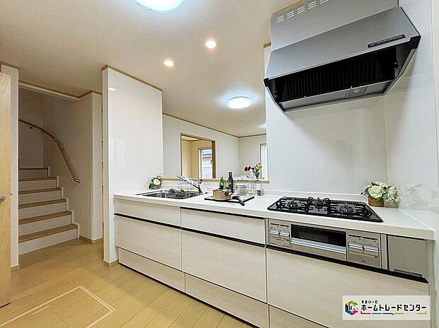 【キッチン】見栄えもよくお手入れもスムーズに出来ます。豊富な収納力もございますので、キッチンスペースをスッキリとお使い頂けそうです。
