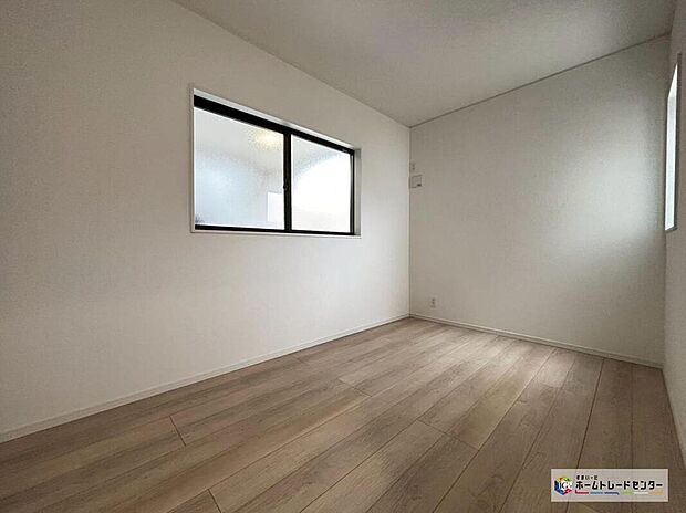 【リビング以外の居室】≪洋室5帖≫
心地良い風を感じられる全居室２面採光！風通しがよく効果的に空気の入れ替えができます☆