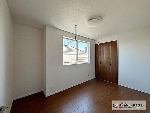 【リビング以外の居室】全居室に収納を完備しておりますので、いつでもお部屋をすっきりとお使い頂けそうです。自分好みのインテリアやレイアウトを考えるのも楽しみですね。
