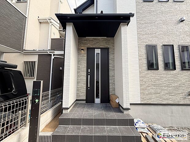 【玄関】『家の顔』とも言える玄関は、洗練されたシャープな印象。上質なタイルが美しく機能的なアプローチはご家族や来訪者をスマートに迎え入れます。