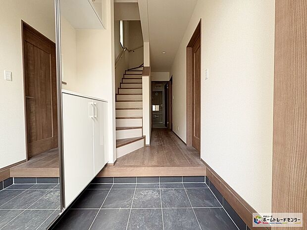 【玄関】『家の顔』とも言える玄関は、洗練されたシャープな印象。上質なタイルが美しく機能的なアプローチはご家族や来訪者をスマートに迎え入れます。