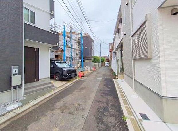 【前面道路含む現地写真】周辺は落ち着いた住宅街。快適な暮らしが叶います♪前面道路は車通りが少ないため、駐車の際にも慌てることがなく安心です。