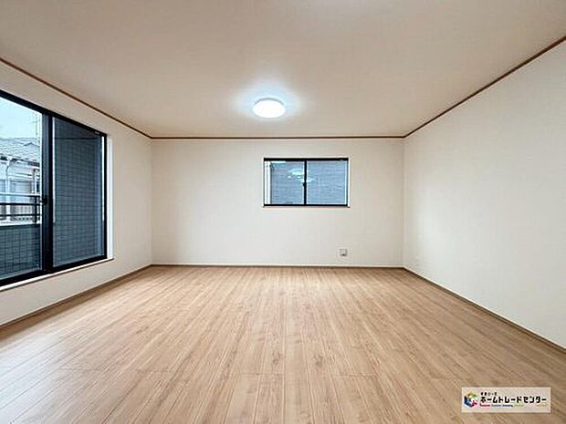 【リビング】陽当りの良いリビングは明るく風通しの良い２面採光。どこにいてもご家族の様子が感じられ、安心さと心地よさを実現した快適空間。ご家族それぞれが心地よく過ごせます。

