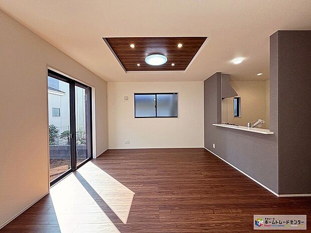 【1号棟リビング】お子様が走り回っても安心の広々リビングにはご家族との自然なコミュニケーションが生まれるリビングイン階段を採用!暖かい光が降り注ぐ、温もりあふれるお住まいです☆