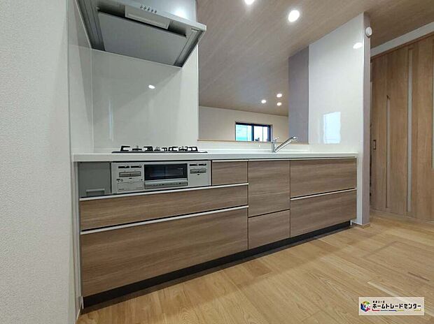 【キッチン】【B号棟】窓付きの明るく爽やかなキッチンスペース。床下収納もございますので、いつでもすっきりとお使い頂けそうです。