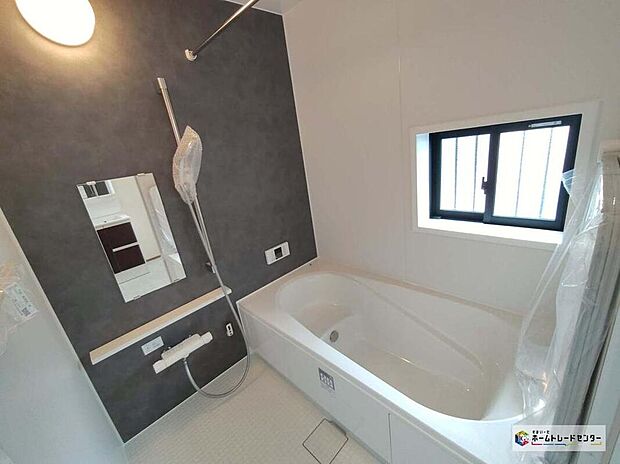 【浴室】毎日の疲れを癒す浴室は1坪タイプです。足を伸ばしてゆっくりとくつろげます。
お子様と一緒に入ってもゆとりがありますね♪