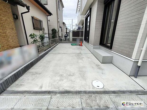 【駐車場】嬉しいコンクリート仕上げのカースペース。雨の日も足元を気にせず外出できます♪