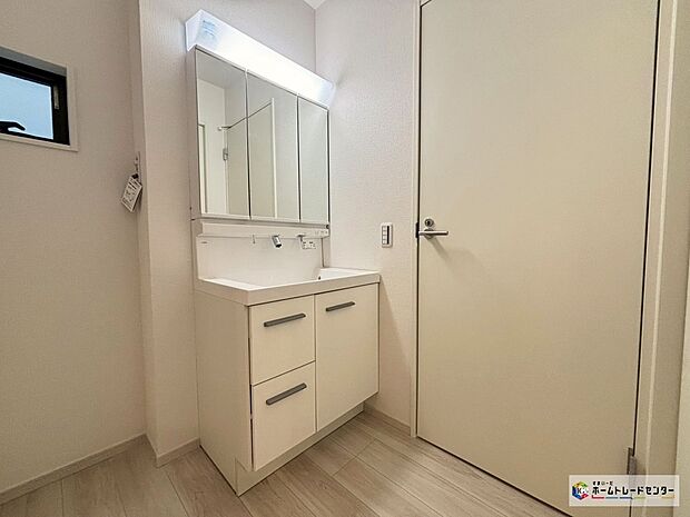 【洗面所】【3号棟】白を基調とした爽やかなサニタリースペース。清潔感のある快適空間です。毎日の身支度も快適に気持ち良くお使い頂けます。