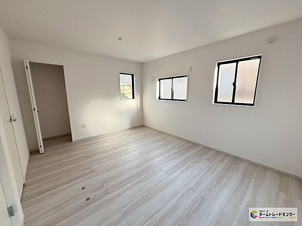 【洋室】【3号棟】2面採光を確保した明るい室内は、風通しも良く居心地の良い空間。窓が多いことで空間が広く感じられ開放感ある生活が遅れます。自然光がたっぷり入るお部屋は気分が明るくなますね♪