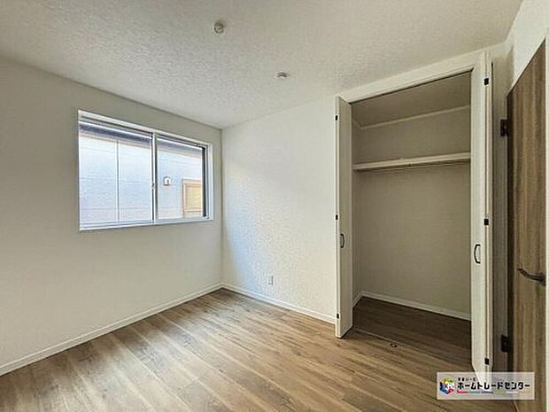 【リビング以外の居室】備えつけのクローゼットには、散らかりがちな荷物をすっきりと収納でき、家具の配置にもゆとりを持たせます!お気に入りの家具でお部屋をレイアウト♪