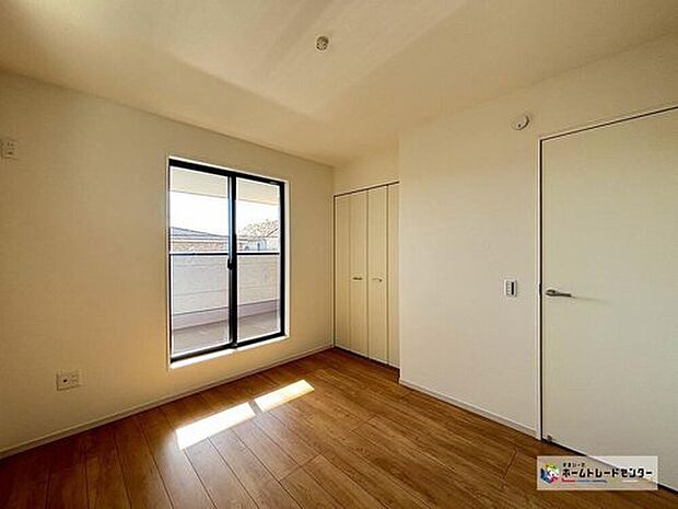 【リビング以外の居室】穏やかな日差しが降りそそぐ室内は季節を問わず快適に過ごせます。豊富な自然光が部屋を広く感じさせ、インテリアや観葉植物を活かした空間づくりに適しています！