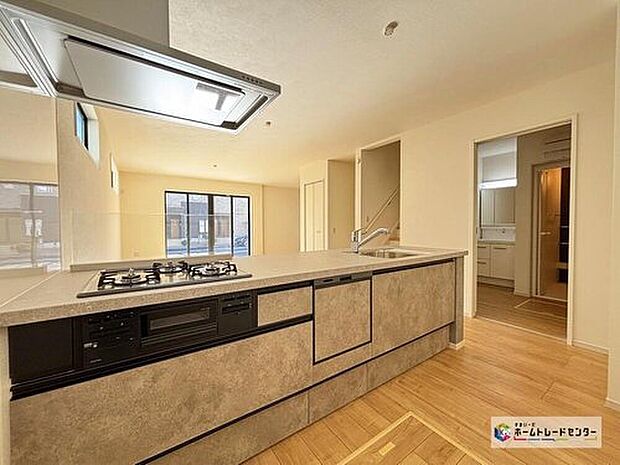 【キッチン】大きなお鍋やフライパンなどもすっぽりと収納できます！床下収納もしっかり完備。たっぷり収納できると、その分作業場が広くなるので、お料理も快適に進められますね♪