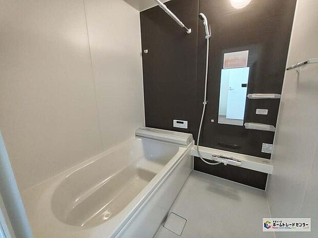 【浴室】≪1号棟≫
ひろびろ1坪サイズのバスルーム半身浴もできるひろびろな浴槽です♪