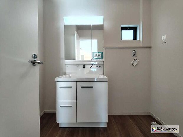 【洗面所】≪1号棟≫
明るく清潔感溢れるサニタリースペース。毎日使う場所だからこそ、快適な空間となっております♪