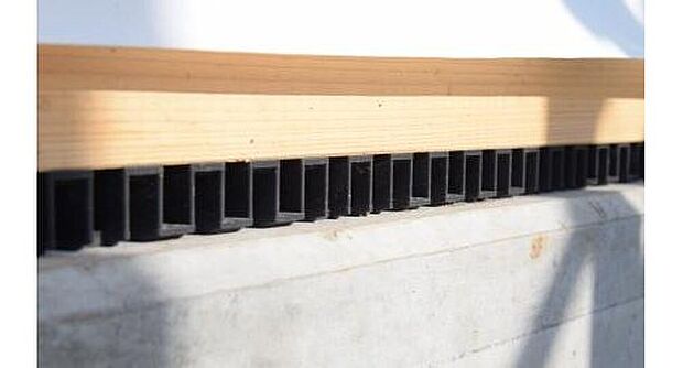 【【ロング基礎パッキン】】基礎パッキンを使用することで基礎の全周が換気口に早変わり。コーナー部分もしっかり換気ができ床下をカラリと保つことがきます。基礎と土台間に敷きこむことで、土台と基礎が直接触れるのを防ぎ、コンクリートから木部への水分移動もシャットアウトする効果があります。