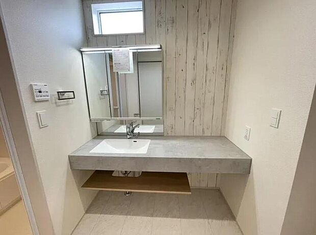 【洗面所】≪1号棟≫
清潔感あふれるパウダールームは機能性とデザイン性を両立させた快適空間。毎日の身支度や入浴時にも気持ちよくお使いいただけます。